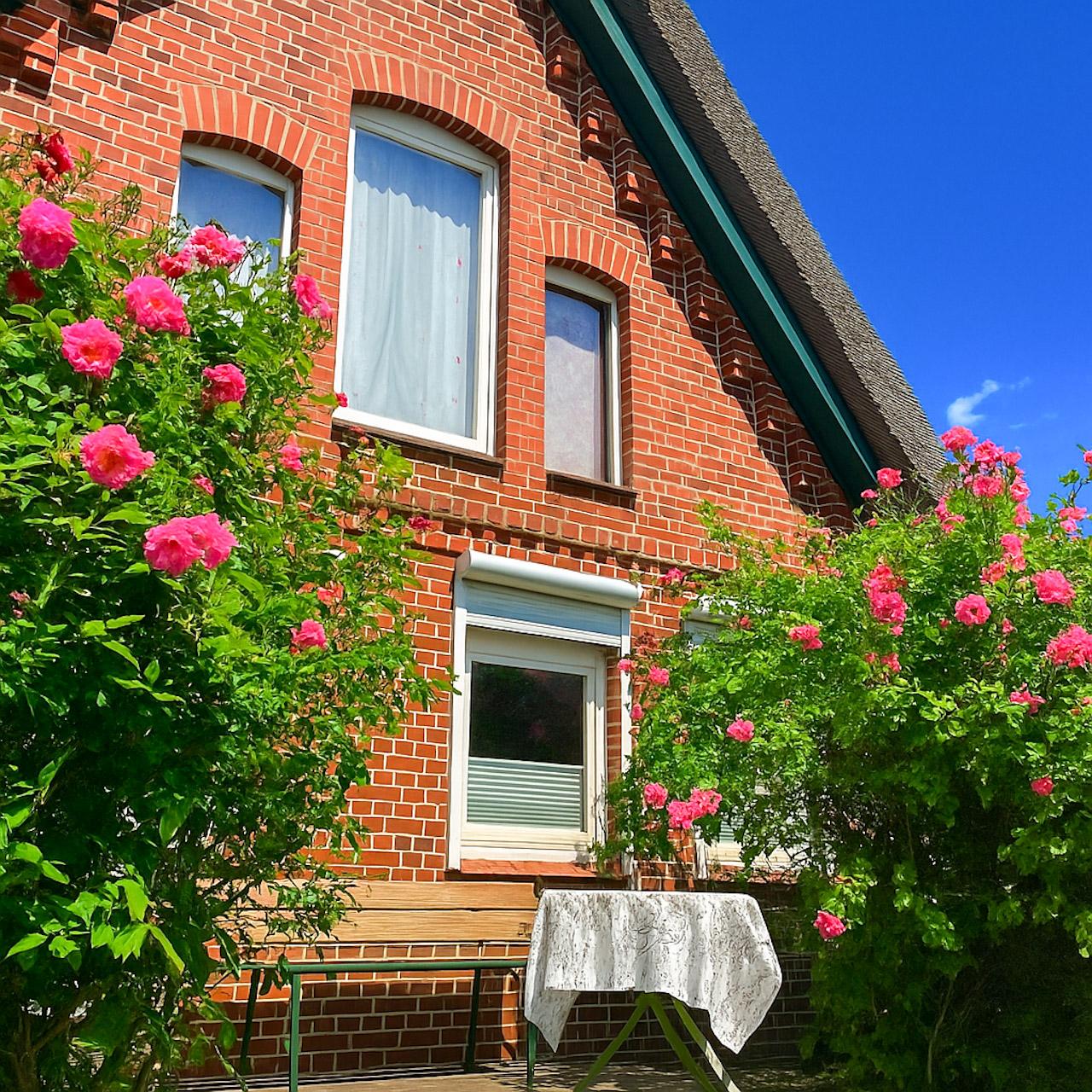 Außenansicht des Ferienhauses mit Garten
